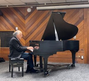 Maestro pianist Roman Rudnytsky conducts a masterclass at the Mini Convention Center.